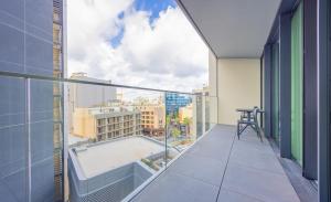 un balcone con piscina in un edificio di Mercury Tower Apt 508 a San Giuliano