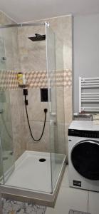 una doccia in vetro in una cucina con forno a microonde di Mieszkanie 3 Pokoje Self Check In a Szprotawa