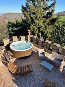 Cảnh núi rừng hoặc tầm nhìn ra núi từ căn hộ