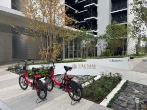3 vélos garés devant un bâtiment dans l'établissement THE RISE Osaka Universal Bayside, à Osaka
