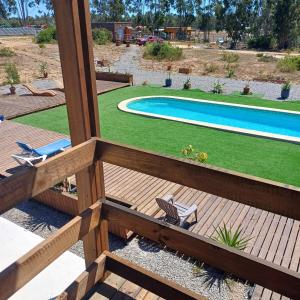 uitzicht op een achtertuin met een zwembad bij Tiny Tunquen in Valparaíso