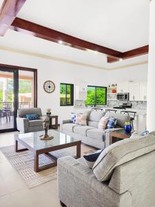 Et opholdsområde på Sweet Palm Villa - Spacious luxury villa with pool and Beach oasis