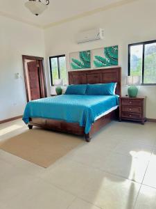 En eller flere senge i et værelse på Sweet Palm Villa - Spacious luxury villa with pool and Beach oasis + 43 billeder