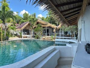 une piscine devant une maison dans l'établissement Sama Beach Resort by Munchies Resort, à Baan Tai