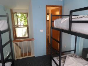 een kamer met 3 stapelbedden en een raam bij Guesthouse Titi Mostar in Mostar