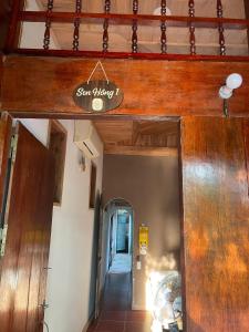 Een gang in een huis met een bordje waarop 'spatherapie' staat. bij Nhà Sen Phước Hải in Hội Mỹ