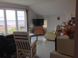 sala de estar con vistas al océano en Domaine sur une plage, en Saint-Félicien