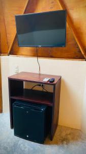 โทรทัศน์และ/หรือระบบความบันเทิงของ Hotel Frequency el cuyo +7 ภาพ