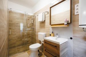 une salle de bains avec toilettes, douche et lavabo dans l'établissement Murányi Vendégház, à Mórahalom 49 autres photos