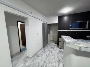 een keuken met witte muren en een aanrecht bij Apartamento en Riohacha in Ríohacha