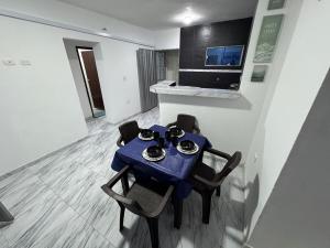 een kleine blauwe tafel met stoelen in een kamer bij Apartamento en Riohacha in Ríohacha