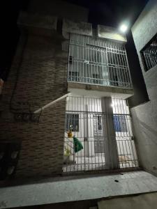 een gebouw met een poort met een vlag erop bij Apartamento en Riohacha in Ríohacha