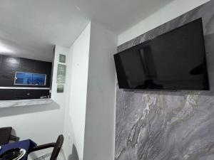 een flatscreen-tv die aan de muur hangt bij Apartamento en Riohacha in Ríohacha