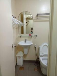 Et badeværelse på 1126 Tower I Avida Atria Iloilo Pool View