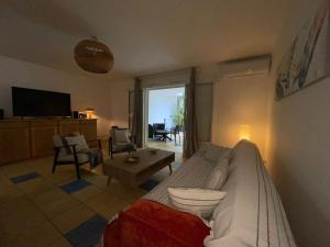 Et tv og/eller underholdning på T3 Hevi - 68m2 avec terrasse extérieure et piscine commune - La Saline-les-Bains