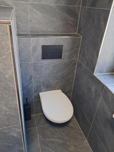 ein Badezimmer mit einer weißen Toilette in einer Kabine in der Unterkunft Das Litzldorf in Sankt Michael im Lungau + 12 Fotos