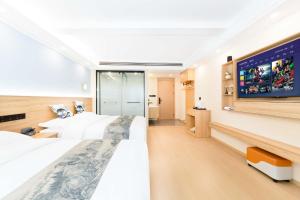 Postel nebo postele na pokoji v ubytování Huangshan Danqing Elegant Garden Smart Vacation Villa Boutique Guesthouse