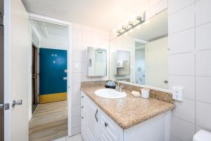 Et badeværelse på Ocean View, Great Location, Across from Kamaole Beach 2 LSV13 + 19 billeder