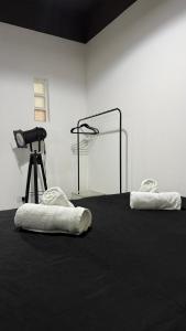 ein Zimmer mit zwei weißen Kissen und einer Kamera in der Unterkunft EzeApart in Ezeiza