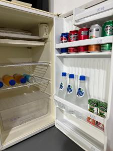 ein offener Kühlschrank voller Milch und Limonade in der Unterkunft EzeApart in Ezeiza