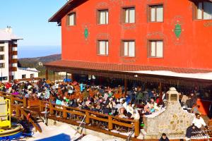 een menigte mensen die voor een gebouw zitten bij Le Chalet Yazici in Uludag