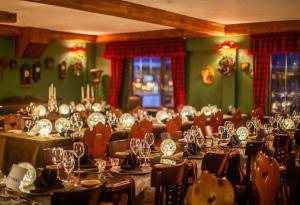 een kamer vol tafels en stoelen met wijnglazen bij Le Chalet Yazici in Uludag