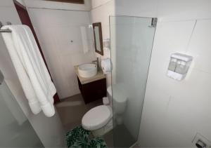 een kleine badkamer met toilet en wastafel bij Hotel Casa de Sarah in Santa Marta +27 foto's