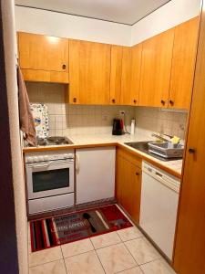 Кухня или мини-кухня в Studio SUD - Résidences des Bains d'Ovronnaz - Alpstay S204
