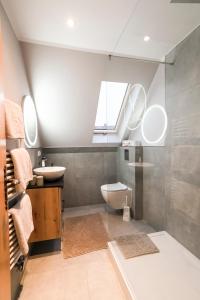 Et badeværelse på Landhotel Villa Foresta + 107 billeder