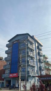 un alto edificio con finestre blu su una strada di Mm inn hotel 