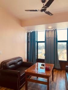 un soggiorno con un divano e un tavolino da caffè di Mm inn hotel 