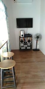 een woonkamer met een flatscreen-tv en een tafel bij Solaya Cove Private Resort in Bansud