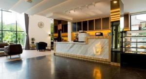 un hall avec comptoir et aasteryasteryasteryasteryasteryasteryasteryasteryasteryasteryasteryasteryasteryasteryasteryasteryasteryasteryasteryasteryasteryasteryasteryasteryasteryasteryasteryasteryasteryasteryasteryasteryasteryasteryasteryasteryasteryasteryasteryasteryasteryasteryas dans l'établissement B2 Krabi Ao Nang Premier Resort, à Ao Nang 