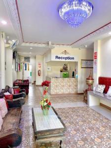 un hall d'un magasin avec des canapés et un lustre dans l'établissement Pimlada, à Chiang Mai