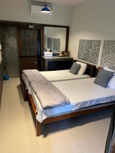 En eller flere senge i et værelse på Suandok History House