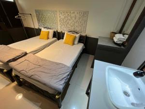 En eller flere senge i et værelse på Suandok History House + 12 billeder