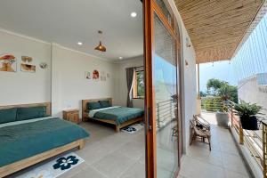 a bedroom with a bed and a balcony at The Sky Homestay in Ấp Khánh Phước (1)
