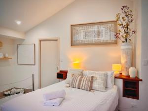 En eller flere senge i et værelse på Cosy Corner by the BnB Collection