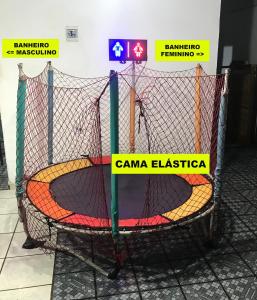 a basketball hoop with a sign on it at Farofa House Àrea de Lazer in Ribeirão Preto