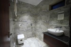 een badkamer met een wastafel en een toilet bij Hotel Destin in Gwalior +38 foto's