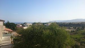 uma vista do telhado de uma casa com uma árvore em Townhouse Luck in Polis em Pólis