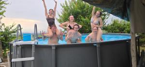 een groep mensen die bovenop een zwembad staan bij Kajžarka in Miklavž pri Ormožu