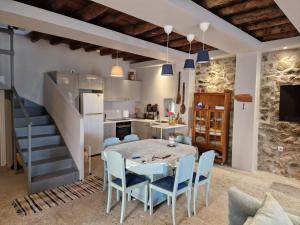 a kitchen and dining room with a table and chairs at Filia Country House in Fília