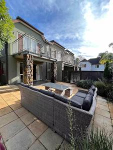 ein großes Sofa vor einem Haus in der Unterkunft Villa 46 in Pauanui