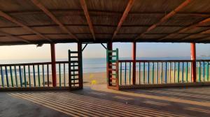 een gebouw met uitzicht op het strand en de oceaan bij Nomads Beach Resort in Clifton