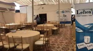 een kamer met tafels en stoelen met een man die op de achtergrond staat bij Nomads Beach Resort in Clifton