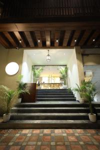 een lobby met trappen en potplanten bij Hotel Destin in Gwalior