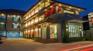 een groot huis met veel ramen bij Soontree House Hotel in Udon Thani