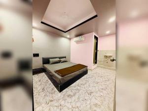 een slaapkamer met een bed in een kamer bij SPOT ON SBL HOTEL ROOMS in Surat