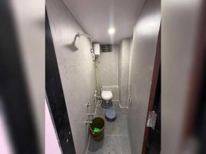 een kleine badkamer met een toilet en een vuilnisbak bij SPOT ON SBL HOTEL ROOMS in Surat